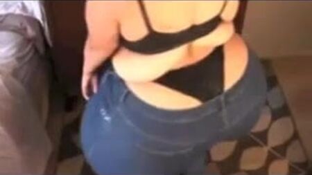 Una ragazza formosa che balla la cumbia colombiana... sìììììììììììììììììììììììììììììììììììììììììììììììììììììììììììììììììììììììì