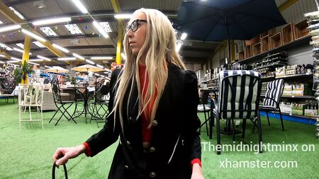 Un crossdresser si esibisce in un negozio