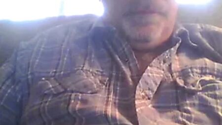 un uomo d'affari si concede un massaggio