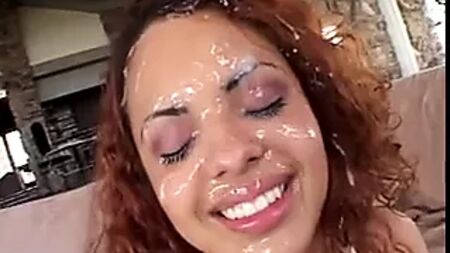 Un sacco di sperma sul viso di una bella latina