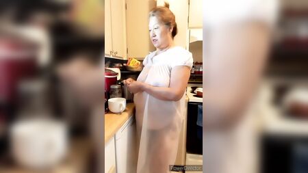 Donna matura in camicia da notte trasparente da nonna, seno naturale