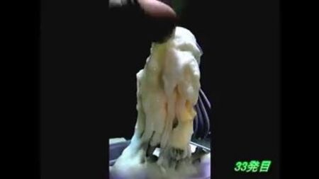 Un uomo eiacula 33 volte su una statuetta di un personaggio anime