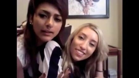 Sessione di baci tra due ragazze lesbiche