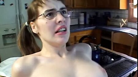 Una giovane mora sexy si fa sborrare sugli occhiali dopo essersi fatta scopare
