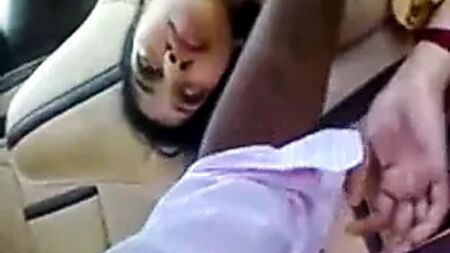 Una giovane moglie tamil si fa succhiare il seno in macchina