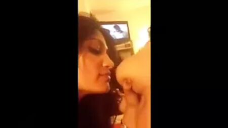 Ragazza lesbica dello Sri Lanka con donne indiane