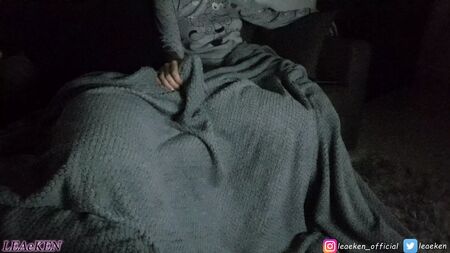 Serata film horror, coperta e sborrata. Il massimo!