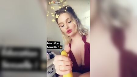 Una prostituta bianca mostra come si fa un bel pompino