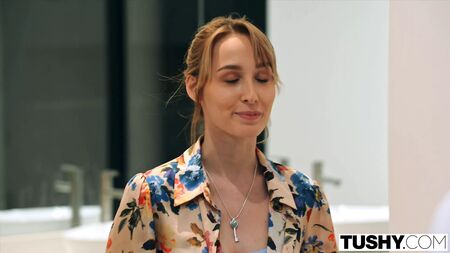 TUSHY: la splendida Kelly Collins al suo debutto anale in esclusiva!