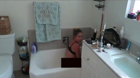 Nikki Baker nella vasca da bagno