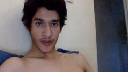 Simpatico ragazzino messicano che mostra il sedere in webcam