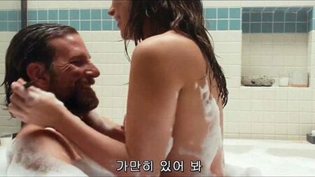 Lady Gaga nuda nella vasca da bagno con Bradley Cooper su ScandalPlanet