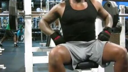 JC sfoggia un'impronta del pene in palestra
