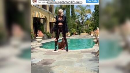 Caroline Vreeland - nuda per ELLE Russia, novembre 2019, n. 2