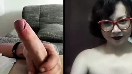 Adoro guardare gli uomini che si masturbano in webcam