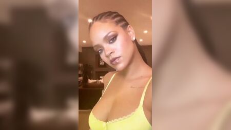 Un selfie di Rihanna in cui mostra la sua generosa scollatura in reggiseno