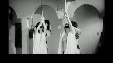 Love Girls: Iniziazione con sculacciate e bastonate nella confraternita femminile