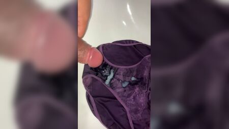 Sperma sulle mutandine viola