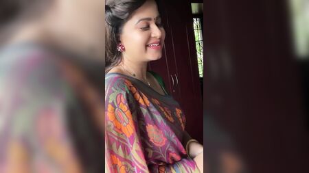 Una zia indiana sexy in un sari verde sensuale
