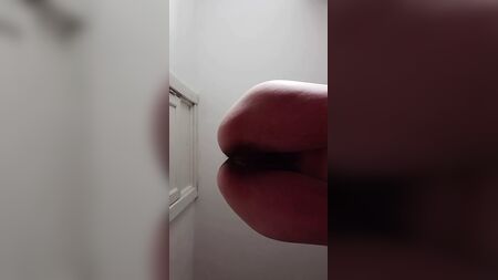 Yoga fitness per nudisti. Una MILF pelosa che fa yoga nuda in una palestra per nudisti. Una vista incredibile