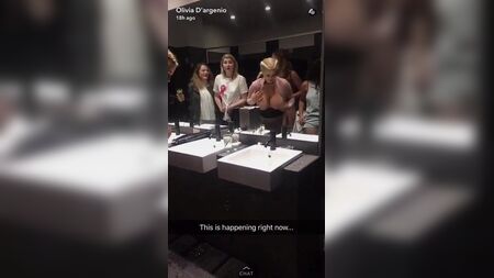 Chloe si tocca il seno nel bagno delle ragazze