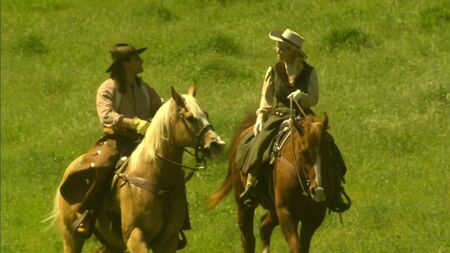 A cavallo e a letto in una fattoria – donne in bianco!