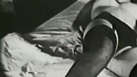Ragazza a letto con calze nere sexy (vintage anni '60)