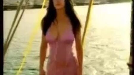 Kirsty Gallacher sfoggia un seno prosperoso e curve sensuali