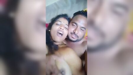 La sensuale Desi Vaishnavi e il suo nuovo fidanzato