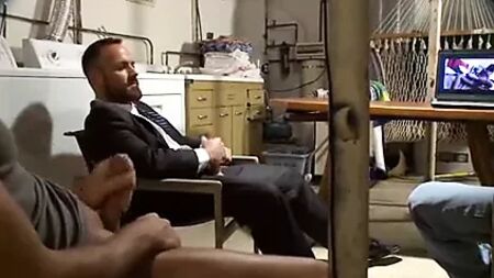 Quattro uomini eterosessuali che guardano un film porno