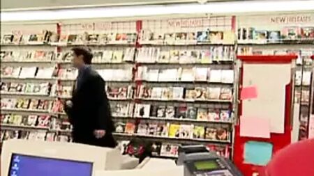 In un negozio di libri per adulti