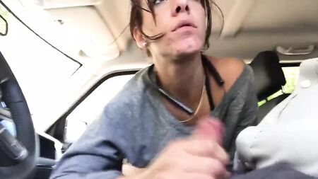 Pompino e ingoio in auto con una prostituta