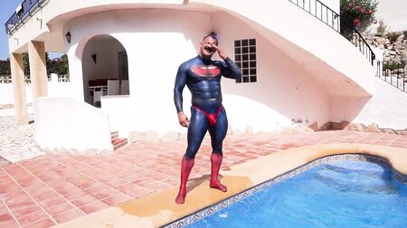 Il costume in spandex con il tanga di Superman si bagna fradicio