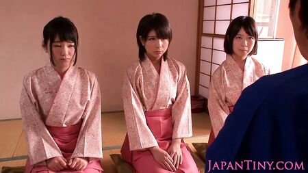 Ragazze giapponesi in kimono, minute e dominatrici, si avventano su un ragazzo