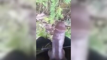 PNG: un uomo di Engan che urina