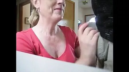 Mamma matura che succhia il cazzo e beve lo sperma
