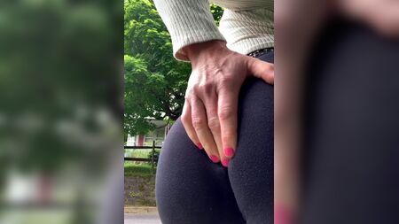 Travestito provocante in pantaloni attillati da yoga per strada