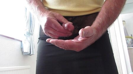 Le protuberanze delle bretelle sotto una gonna attillata
