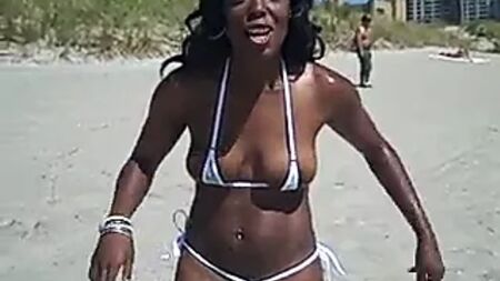 Il bikini di Lezli è così piccolo che non copre proprio nulla!