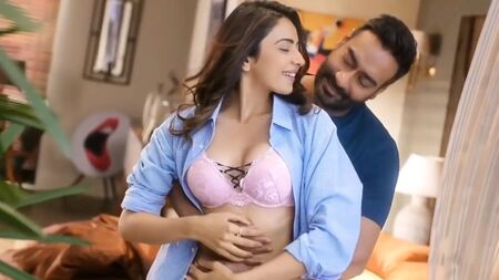 Rahul Preet Singh, un bacio appassionato in suo onore