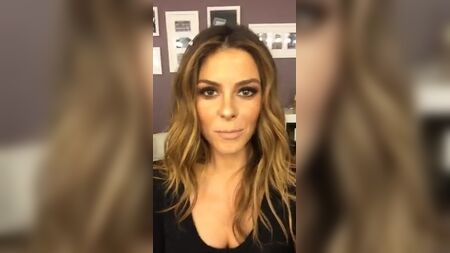 Maria Menounos mette in mostra la scollatura