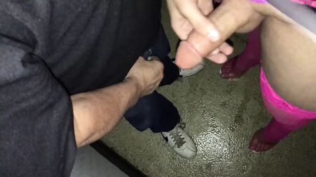 Un ammiratore più anziano in un negozio di articoli per adulti: divertimento al glory hole e nella cabina per addominali