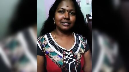 Una signora di Chennai che mostra il suo corpo sensuale con audio in tamil