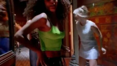 I capezzoli eretti di Mel B in una clip del video di «Wannabe»