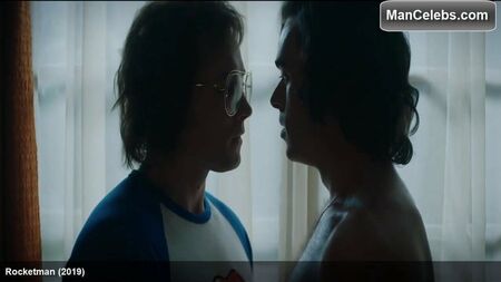 Richard Madden sfoggia un fisico mozzafiato