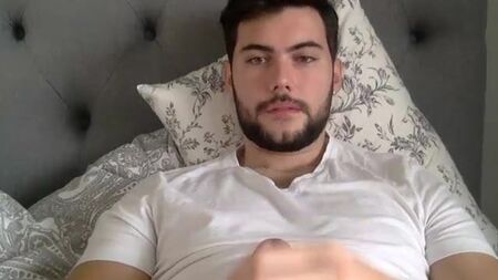 Un bel ragazzo italiano che si accarezza il suo grosso pisello