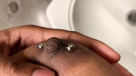 Una youtuber di colore dal seno prosperoso si fa un piercing ai capezzoli