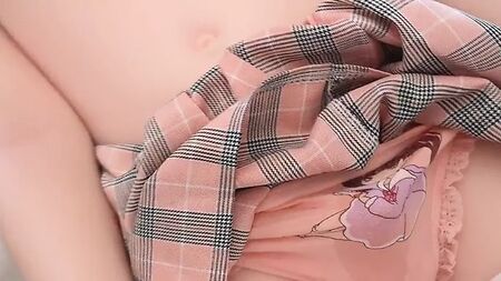 Una bambola sessuale trans scopa e viene scopata da un peluche