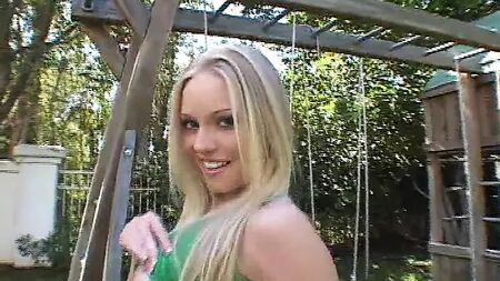 Aaliyah si scopa la sua migliore amica con uno strap-on