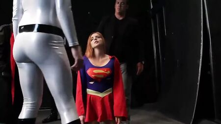 Supergirl catturata dai cattivi